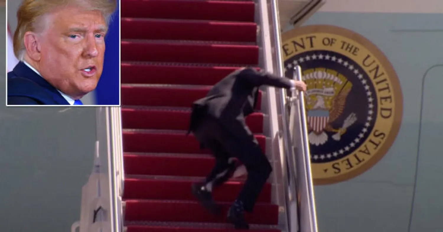لحظة سقوط الرئيس الأميركي جو بايدن خلال صعوده سلم الطائرة الرئاسية الأسبوع الماضي وفي الإطار الرئيس السابق دونالد ترمب (نيويورك بوست)