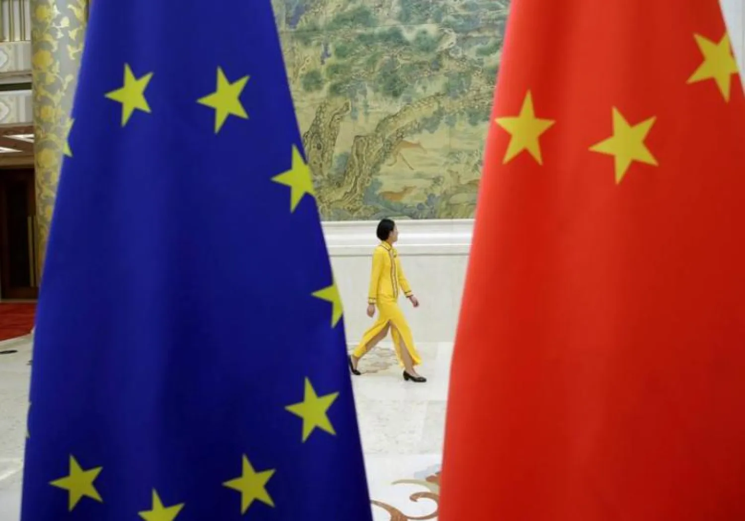 علما الصين والاتحاد الأوروبي (أرشيفية - رويترز)