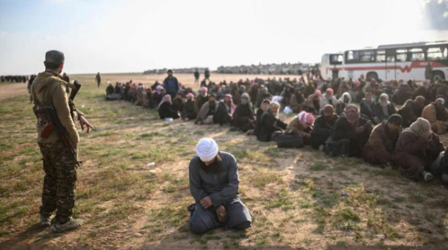 Şubat 2019’da Suriye’nin kuzeydoğusundaki son DEAŞ kalesini terk eden ve örgüt üyesi olduğundan şüphelenilen kişiler (AFP)