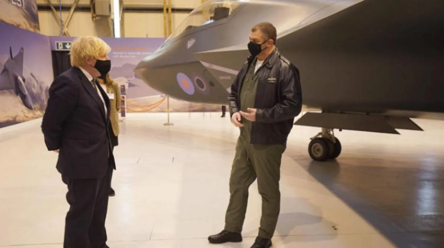 Birleşik Krallık Başbakanı Johnson, dün ülkenin kuzeydoğusundaki Preston’da bulunan bir savunma sanayi tesisini ziyaret etti (AFP)