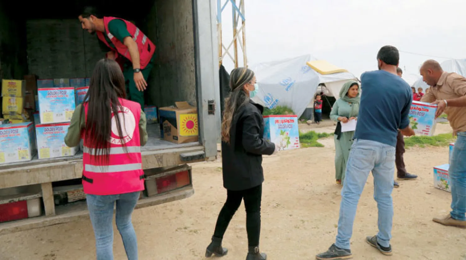 «الهلال الأحمر» الكردية توزع منظفات في مخيم «واشوكاني» بالحسكة (الشرق الأوسط)