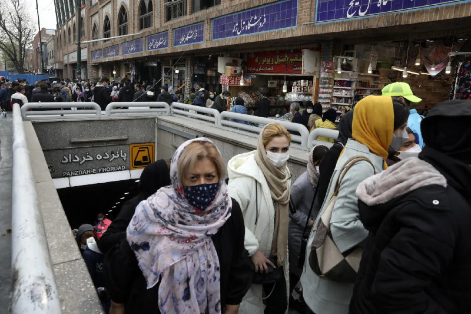 إيرانيات يضعن كمامات يخرجن من محطة لقطارات الأنفاق في طهران (أ.ب.)