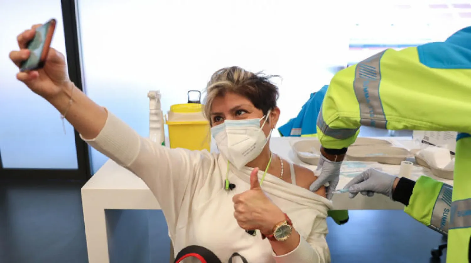 إسبانية تتلقى لقاح أسترازينيكا في مدريد أمس (د.ب.أ)