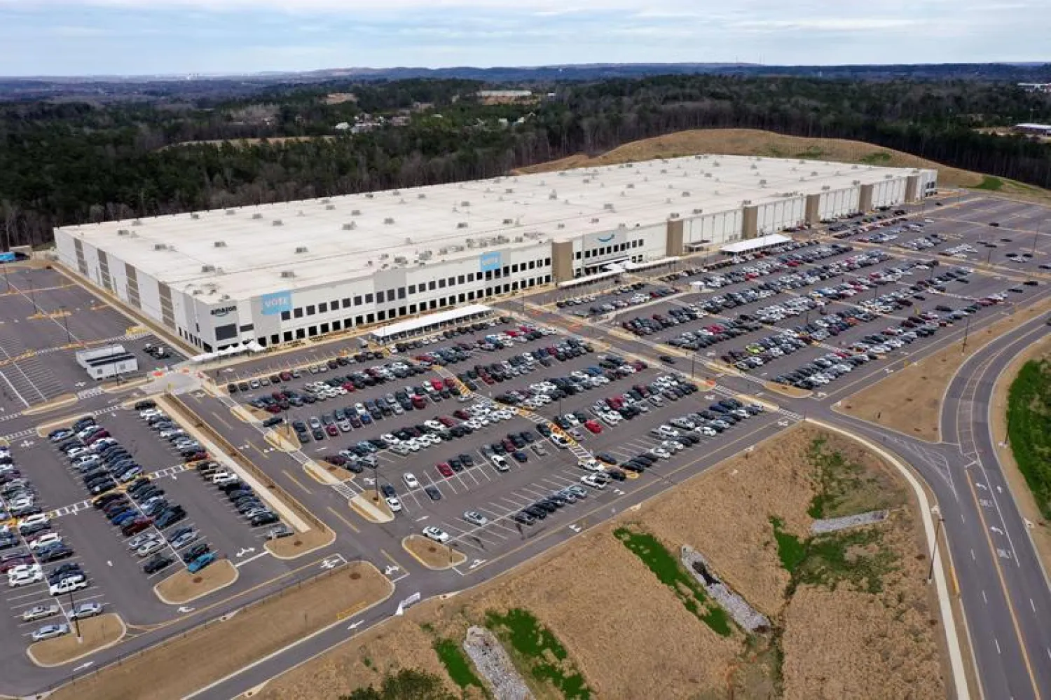 FILE PHOTO: Aerial view of the Amazon facility where workers will vote on whether to unionize, in Bessemer, Alabama, U.. March 5, 2021. Picture taken with a drone. REUTERS/Dustin Chambers