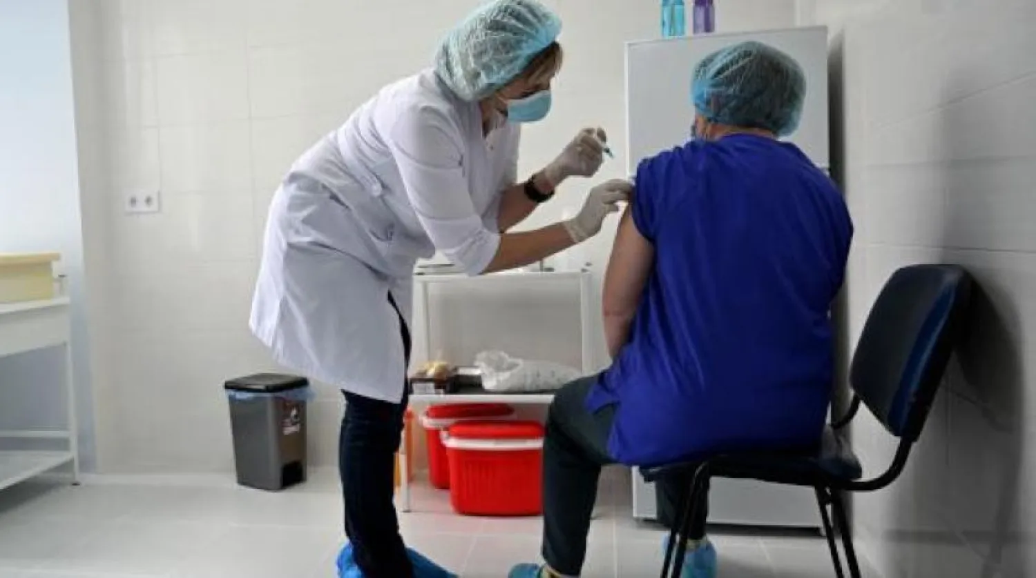 Kiev Hastanesi’ndeki bir sağlık çalışanı CoviShield aşısı oluyor (AFP)