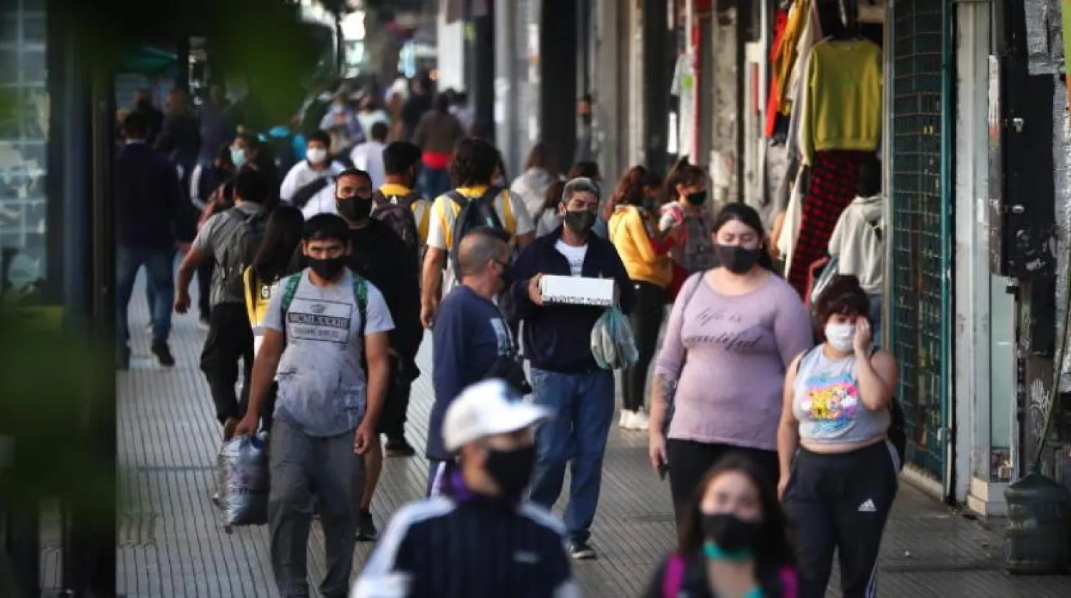 Buenos Aires’te dolaşan vatandaşlar (EPA)