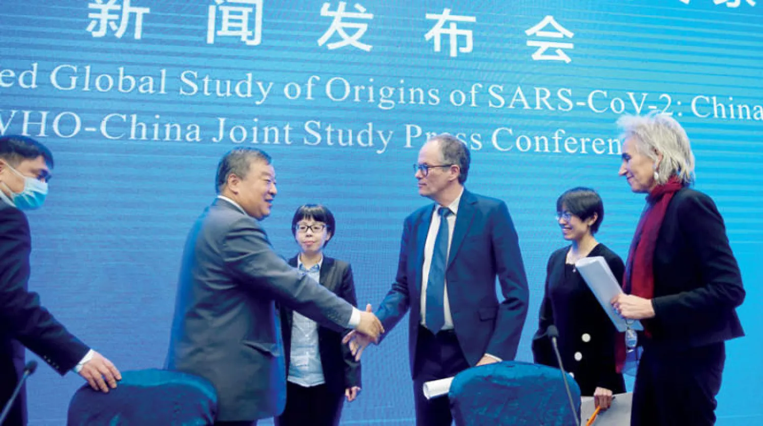 خبراء منظمة الصحة العالمية وخبراء صينيون في مؤتمر صحافي بووهان فبراير الماضي (رويترز)