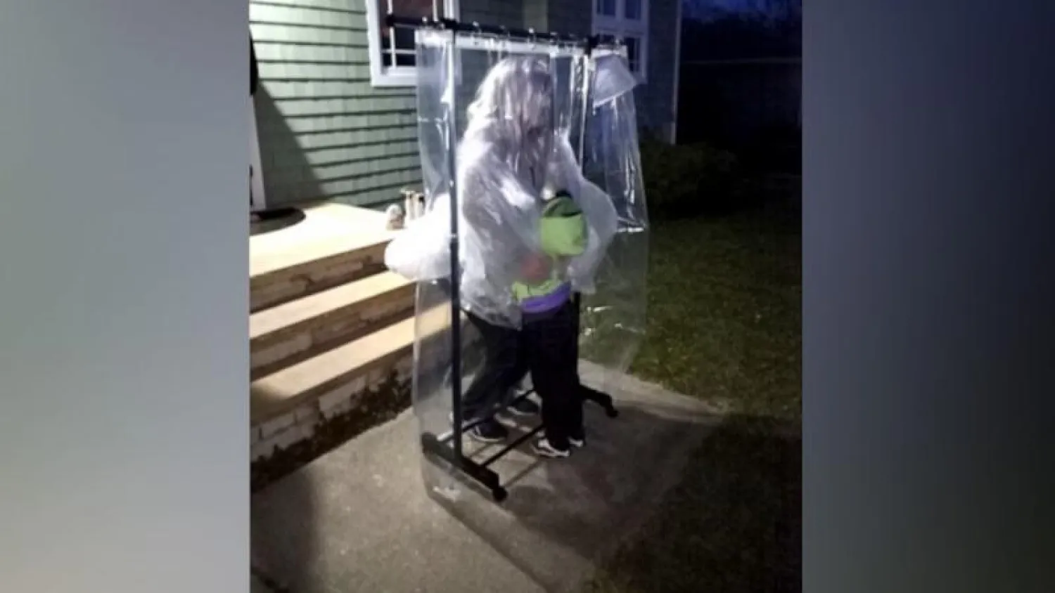 الطفل أفيري يعانق معلمته كيري سترومسكي باستخدام آلة صنعت خصيصاً لها (إيه بي سي نيوز)