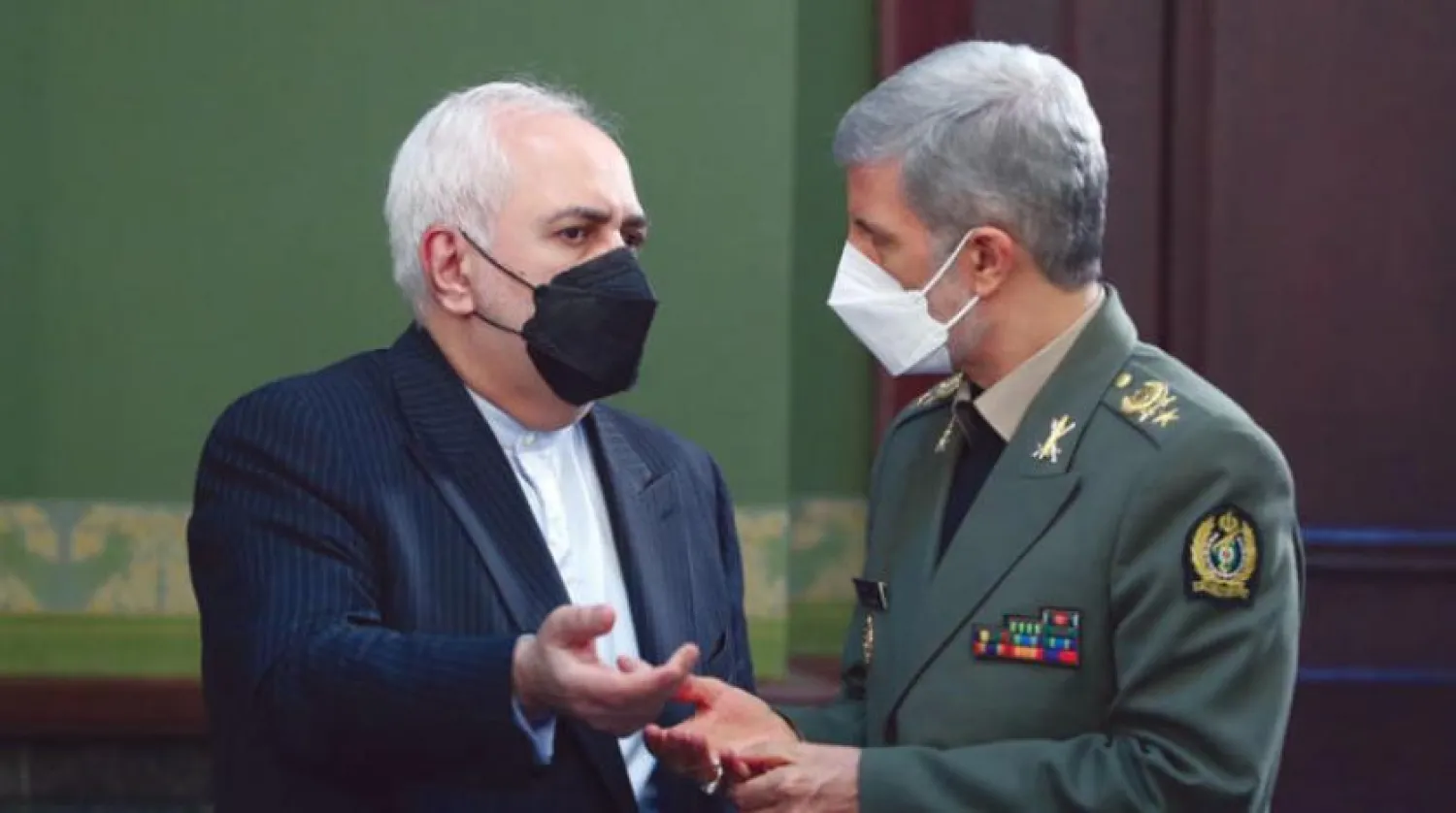 İran Dışişleri Bakanı Muhammed Cevad Zarif ile Savunma Bakanı Emir Hatemi, dün kabine toplantısı oturum arasında sohbet etti
