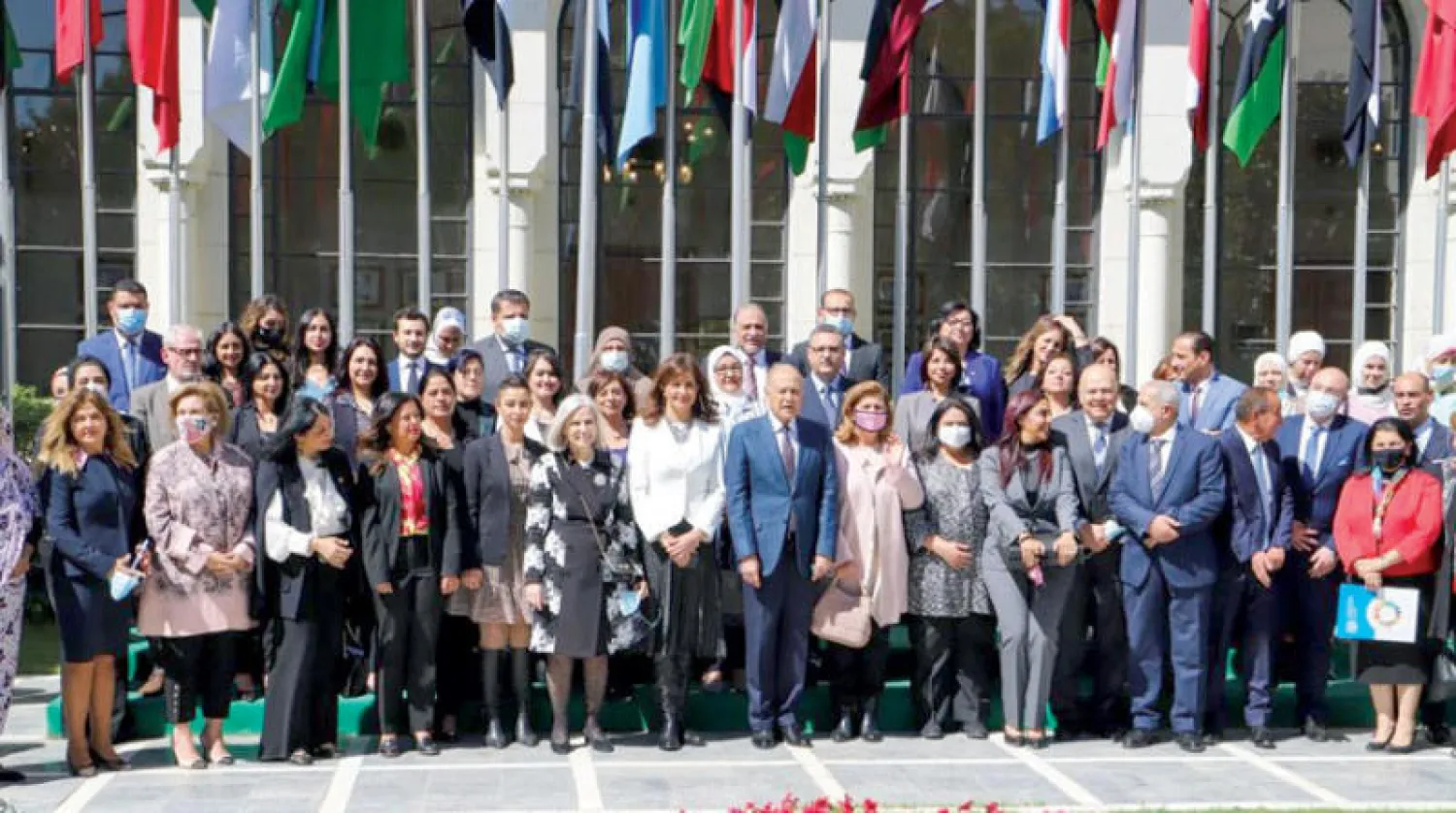 لقطة جماعية للمشاركات بالمنتدى (الشرق الأوسط)