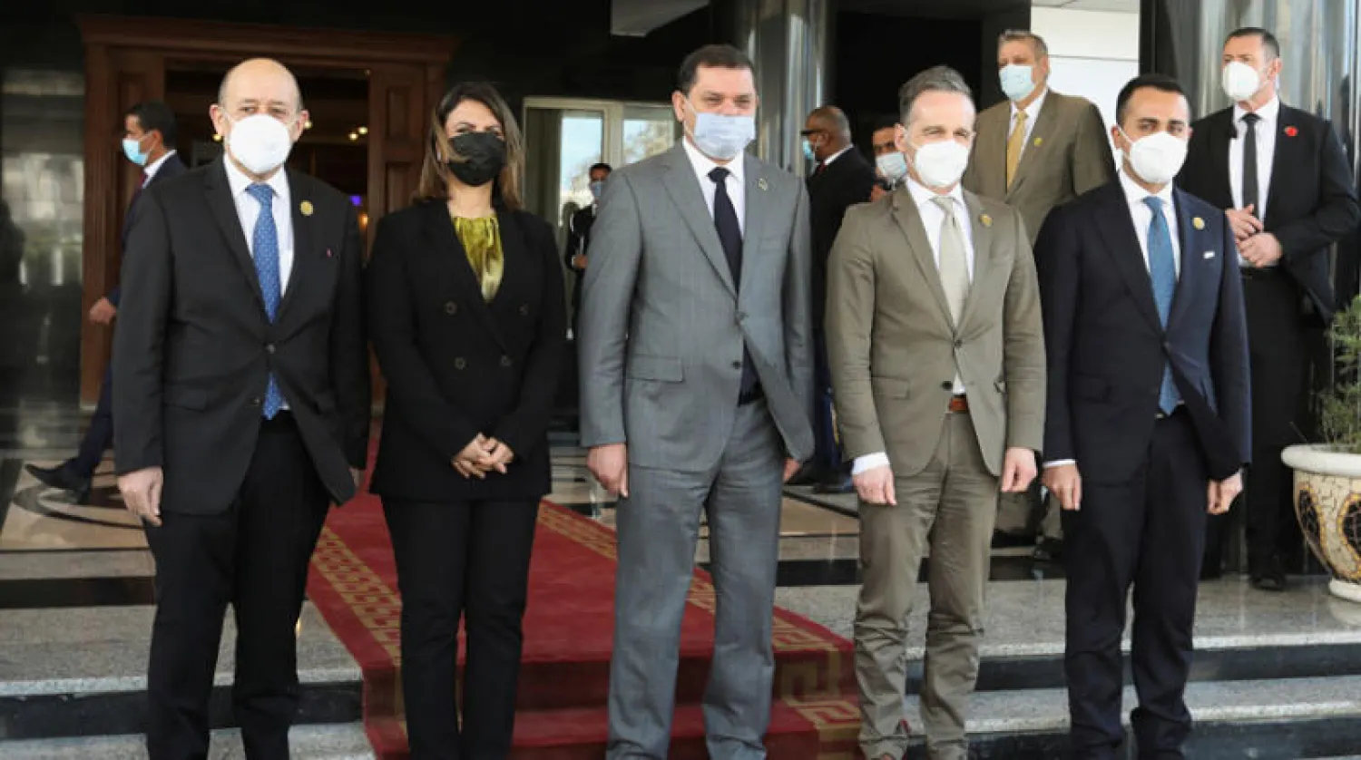 دبيبة يتوسط وزراء خارجية ليبيا وألمانيا وفرنسا وإيطاليا خلال لقاء في طرابلس أمس (رويترز)