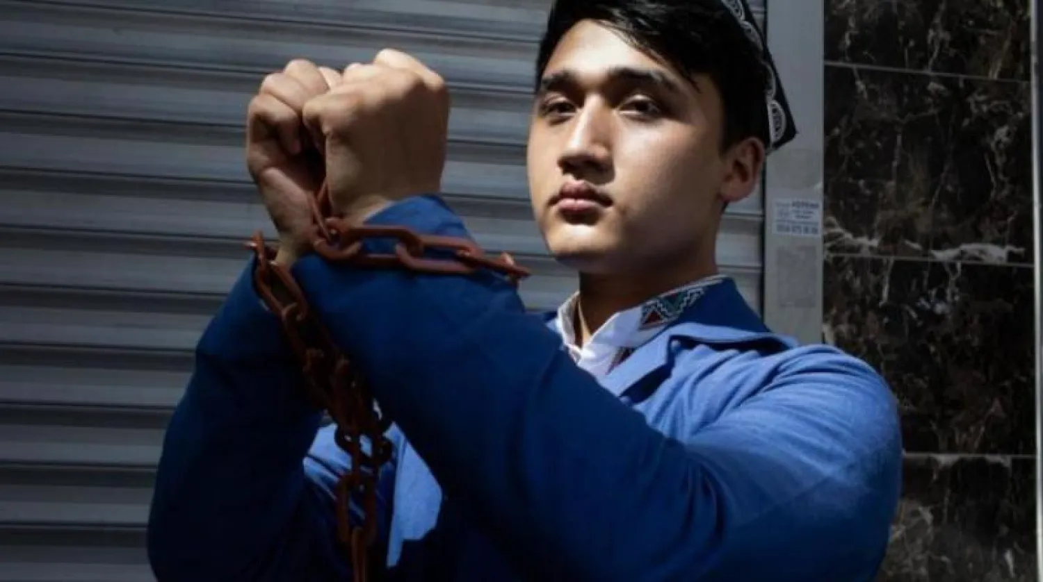 أحد أفراد أقلية الإيغور المسلمة يتظاهر أمام السفارة الصينية في تركيا (تلغراف البريطانية)