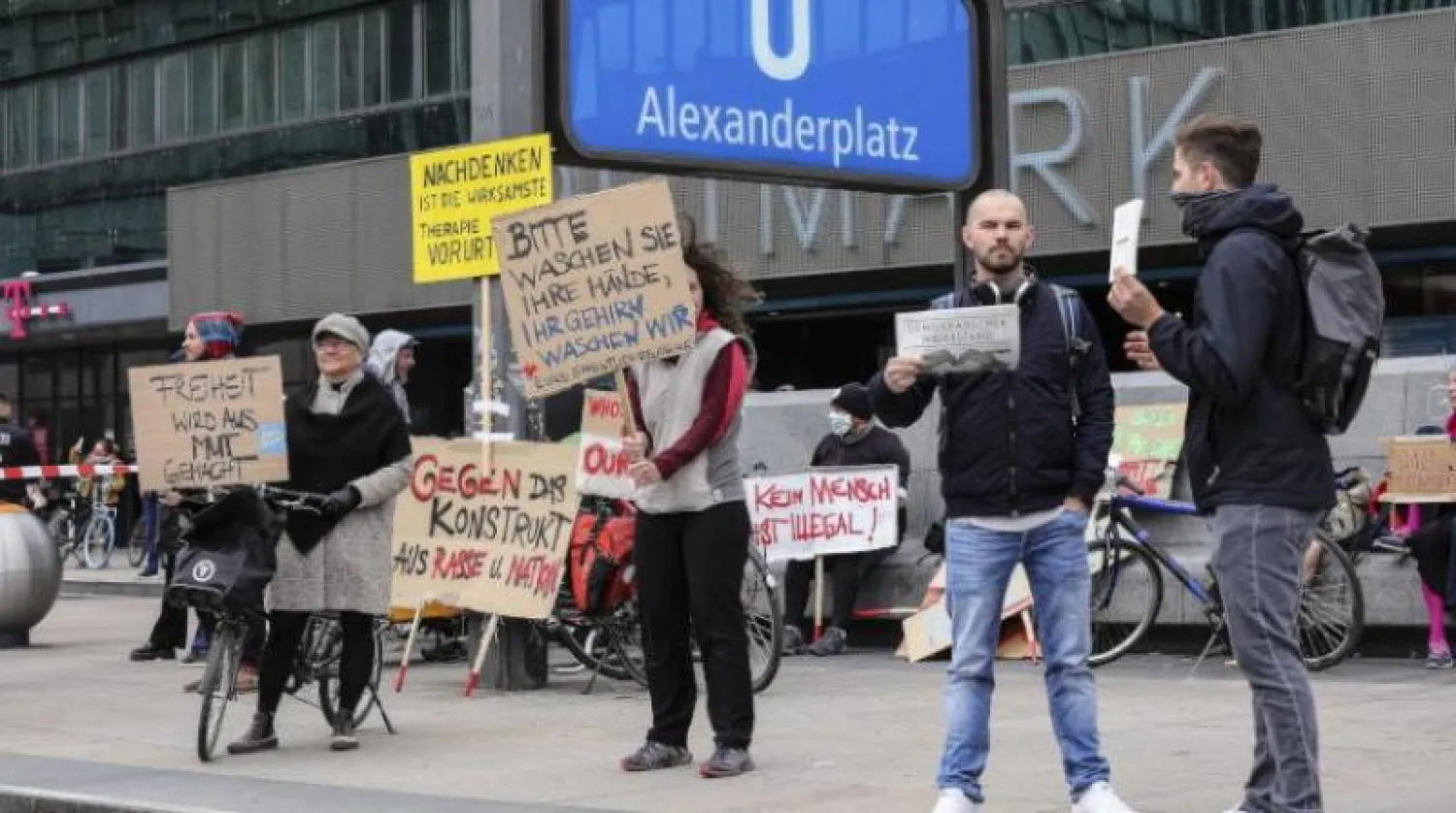 متظاهرون في برلين يحتجون ضد قيود «كورونا» (أرشيفية-إ.ب.أ)