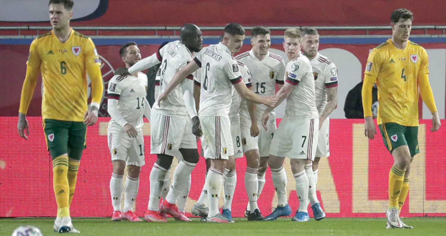 أفراح بين لاعبي بلجيكا وأحزان على وجوه لاعبي ويلز (إ.ب.أ)