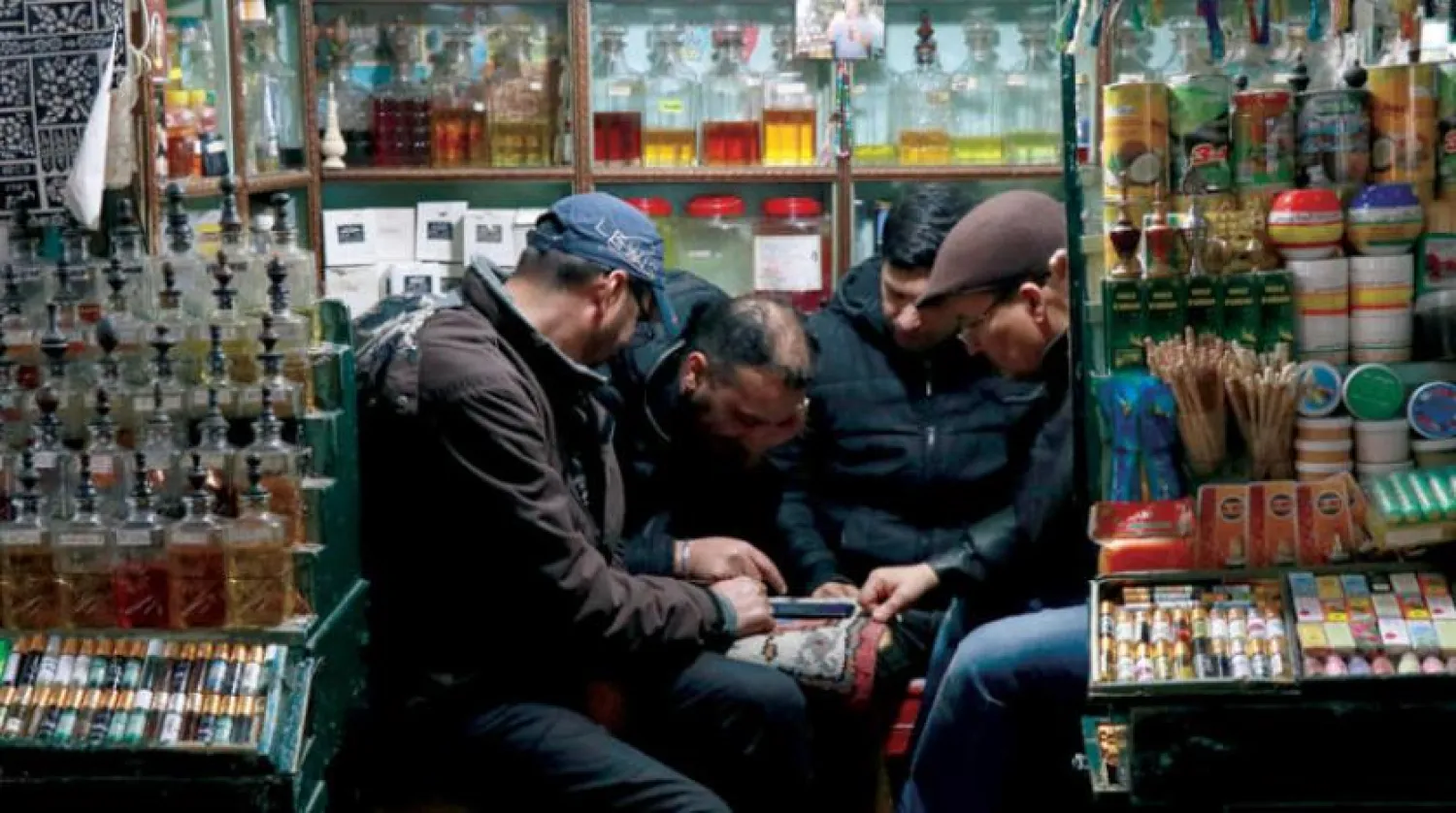 Tunus'taki eski şehirde bulunan bir mağaza. (Reuters)