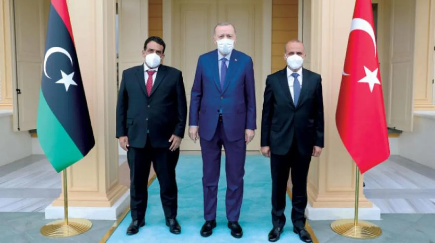 Türkiye Cumhurbaşkanlığı, Cumhurbaşkanı Recep Tayyip Erdoğan (ortada), Libya Başkanlık Konseyi Başkanı Muhammed el-Menfi (solda) ve Konsey üyesi Abdullah Hüseyin El Lafi'nin dün İstanbul’da bir araya geldiği fotoğrafı yayınladı (Reuters)