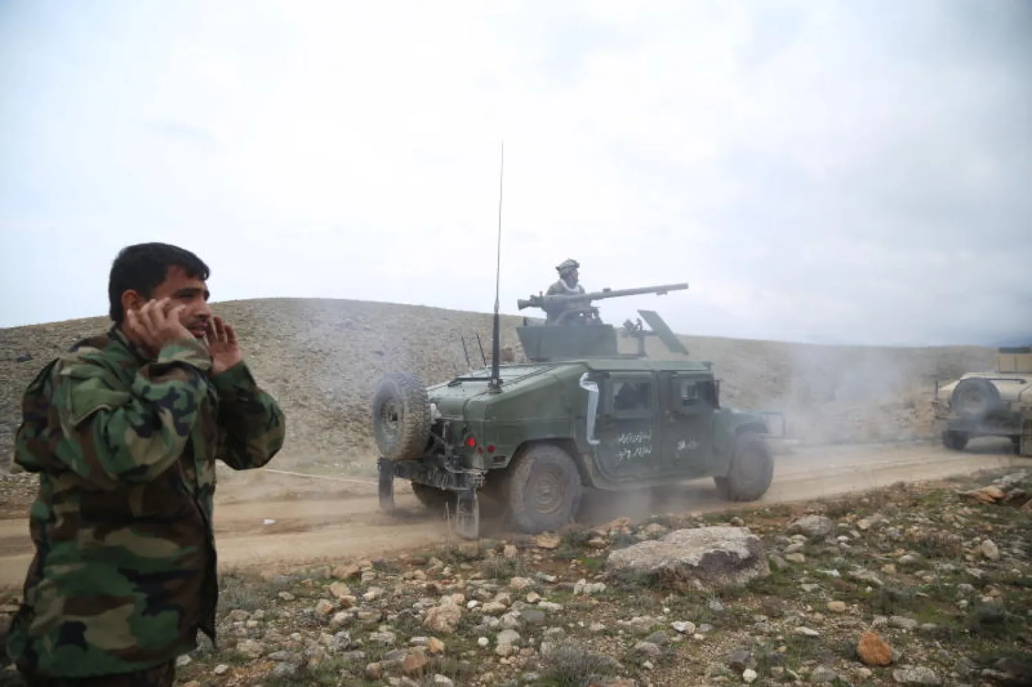 عناصر من قوات الأمن الأفغانية خلال حملة ضد الحركات المسلحة في إقليم ننغرهار (إ.ب.أ)