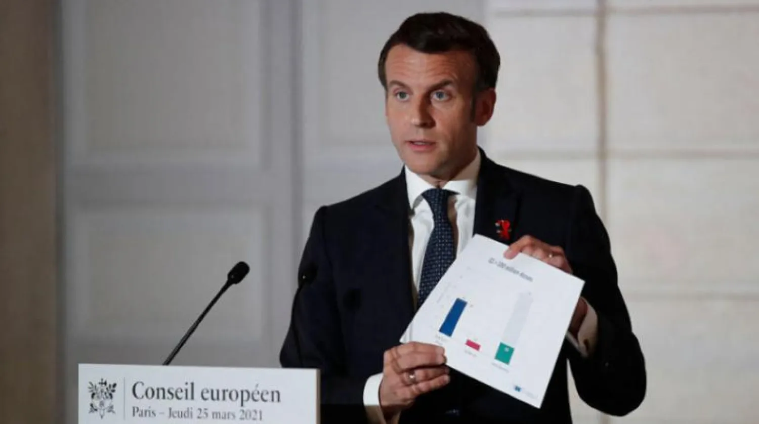 Macron Perşembe akşamı Elysee'de düzenlediği basın toplantısındayken (AFP)