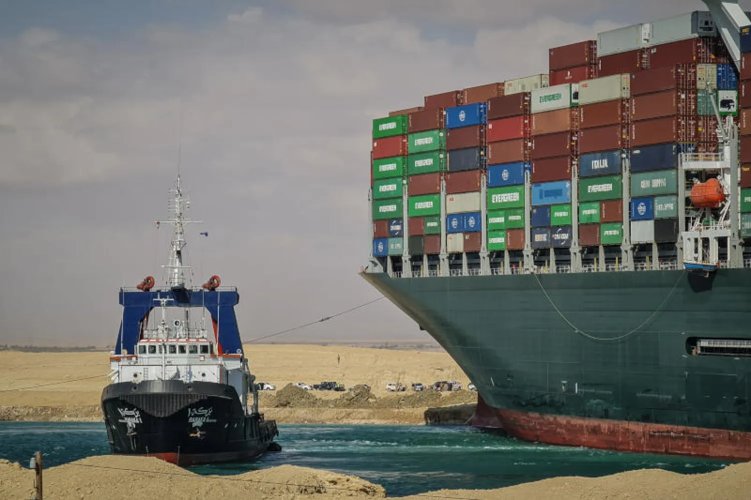قاطرة تشارك في محاولات تعويم سفينة الحاويات «إيفر غيفن» الجانحة بقناة السويس (د.ب.أ)