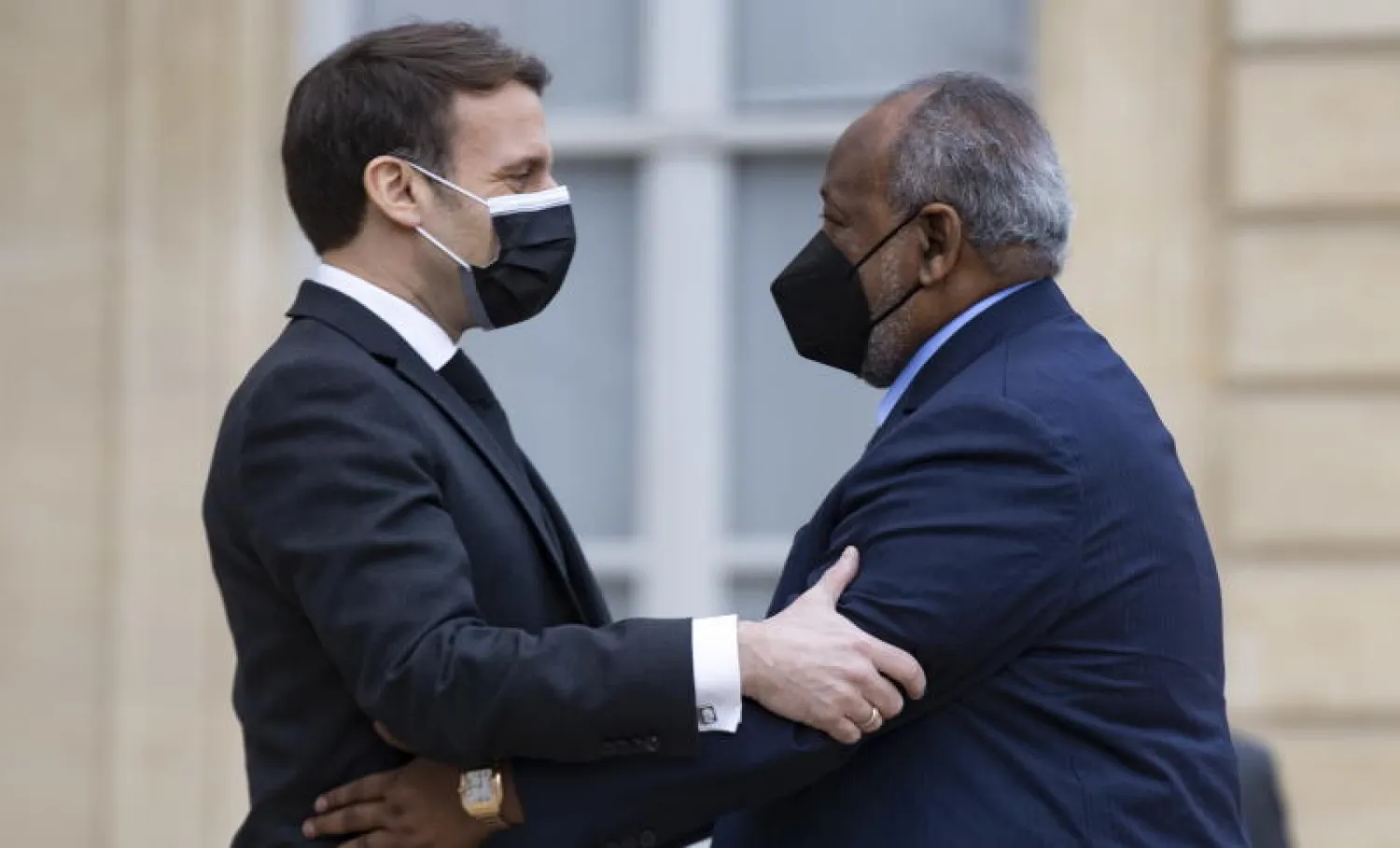 الرئيس الفرنسي إيمانويل ماكرون ونظيره الجيبوتي إسماعيل عمر غله في قصر الإليزيه (أرشيفية - إ.ب.أ)