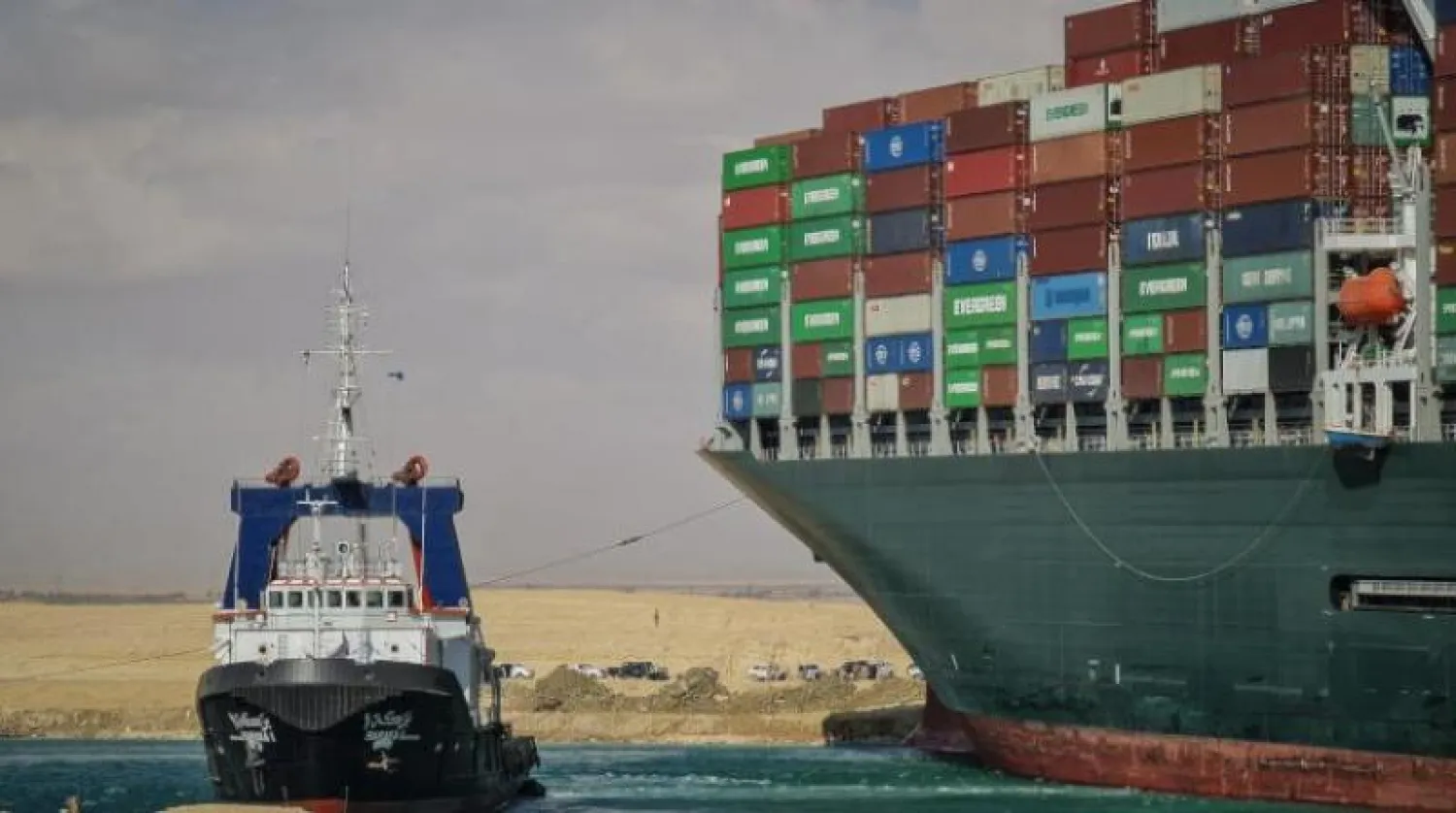 قاطرة تشارك في محاولات تعويم سفينة الحاويات «إيفر غيفن» الجانحة بقناة السويس (د.ب.أ)