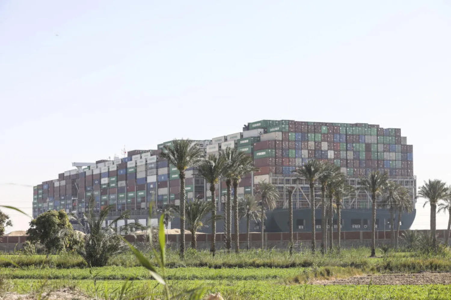 سفينة «إيفر غيفن» الجانحة في قناة السويس (رويترز)