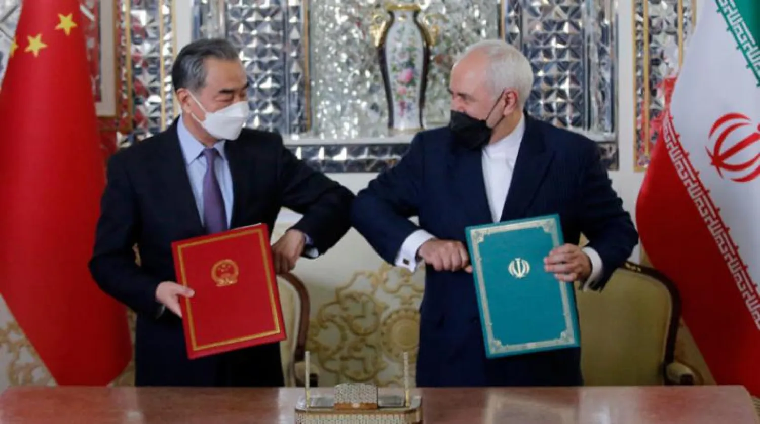 İran Dışişleri Bakanı Muhammed Cevad Zarif ve Çinli mevkidaşı Wang Yi, Stratejik İşbirliği Belgesi'nin imza töreninde (EPA)