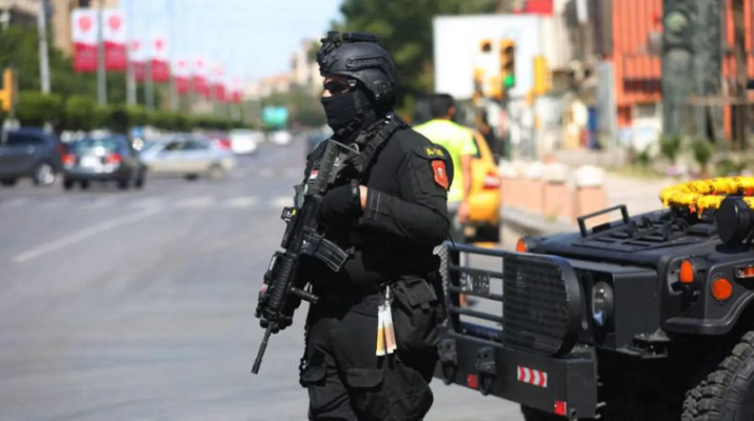 İran yanlısı bir grubun askeri gövde gösterisinden birkaç gün sonra Bağdat sokaklarında görülen Terörle Mücadele Kuvvetleri’ne bağlı bir asker (AFP)