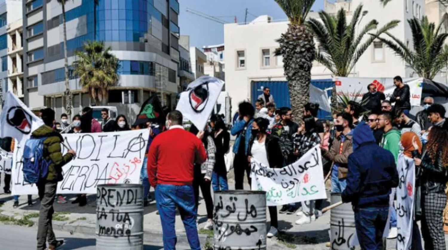 Tunus'taki sivil toplum aktivistleri dün Tunus'un sahil kenti Susa’da İtalya'dan Tunus'a yasadışı yollarla taşınan atıkların iadesini talep etmek için gösteri düzenlediler. (AFP) 