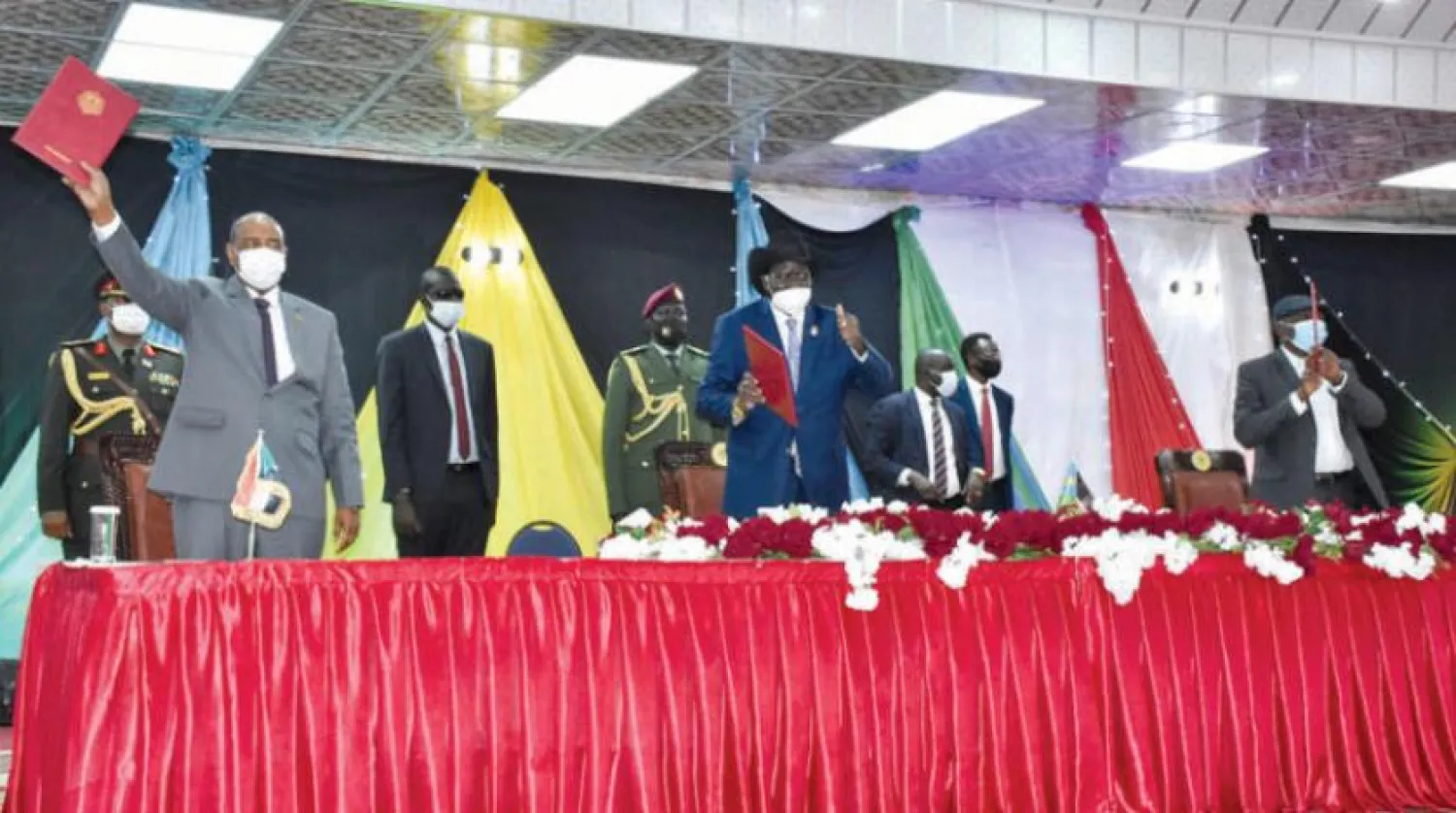 Sudan Egemenlik Konseyi Başkanı Burhan ve SPLM-N Güney Kordofan Hulu dün ‘ilkeler bildirisinin’ imzalanmasının ardından kameralara poz verdiler. (Reuters)