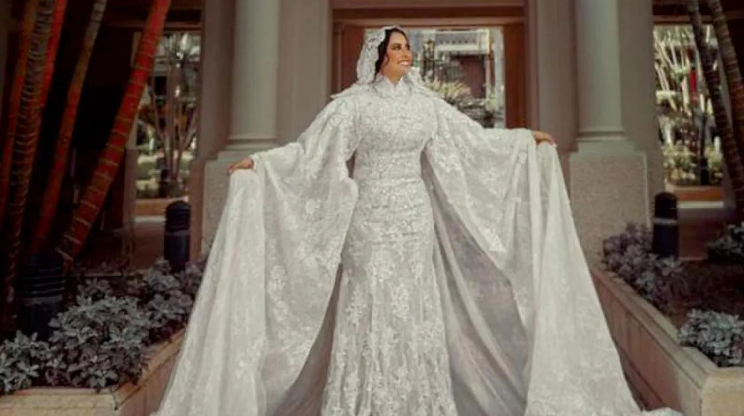 عروسان على مدخل متحف المجوهرات الملكية في الإسكندرية 
عروس داخل متحف المجوهرات الملكية في يوم الزفاف
عروسان في جلسة تصوير بمتحف المجوهرات الملكية