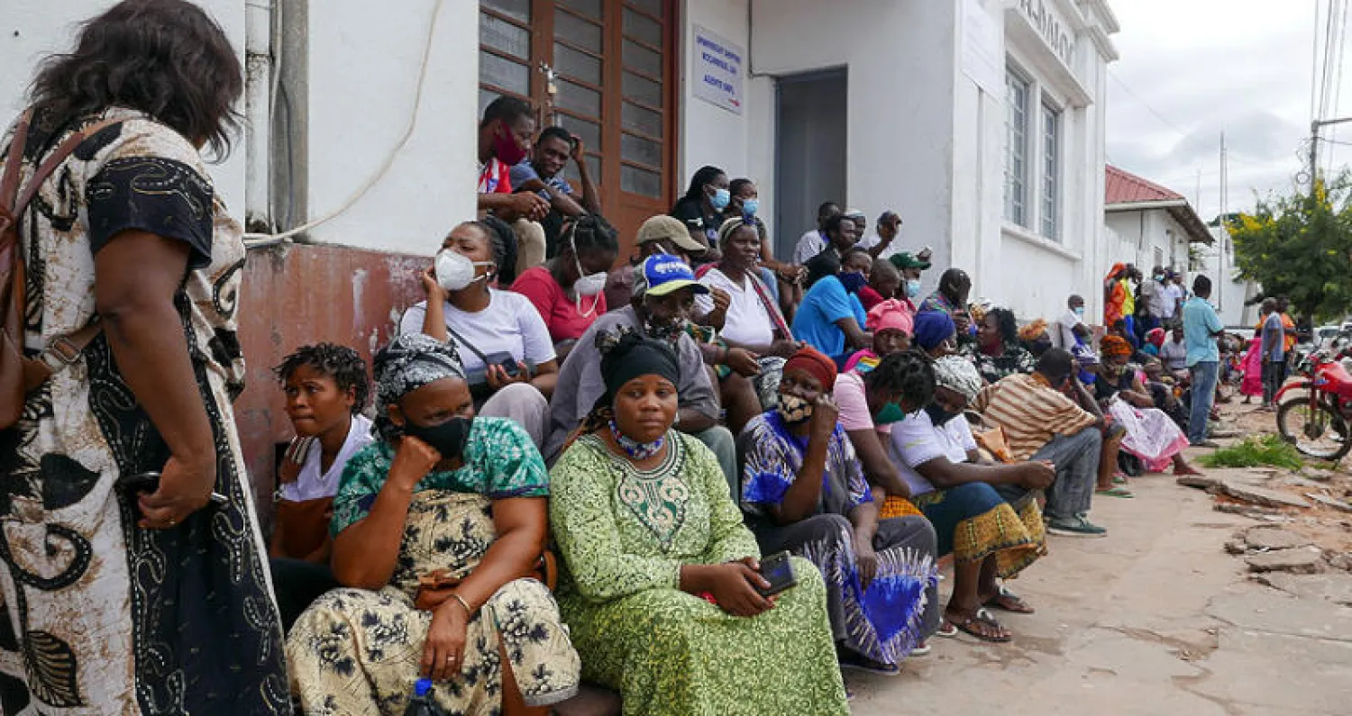 مواطنون من مدينة بالما بشمال شرقي موزمبيق عقب هجوم لمتطرفين على المدينة في انتظار فرصة الإجلاء (إ.ب.أ)