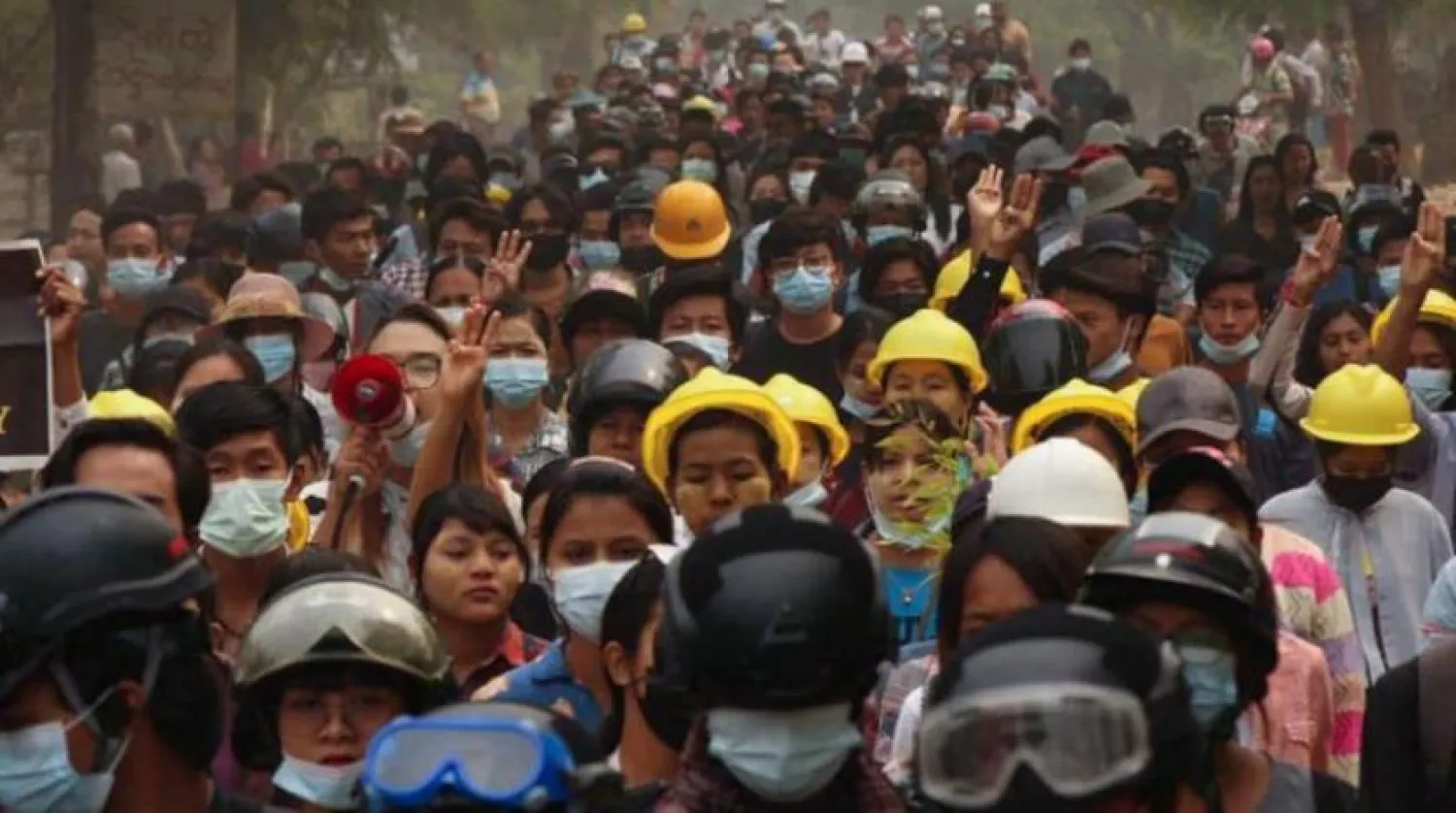 Myanmar’daki askeri darbeye karşı gösteri yapan protestocular (AFP)