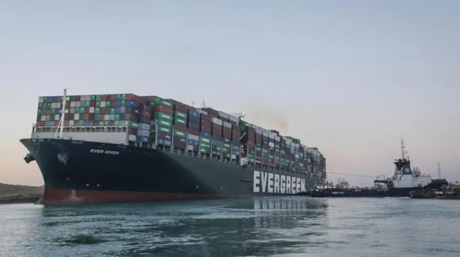 Süveyş Kanalı’nda mahsur kalan gemi rotasını değiştirirken (DPA)