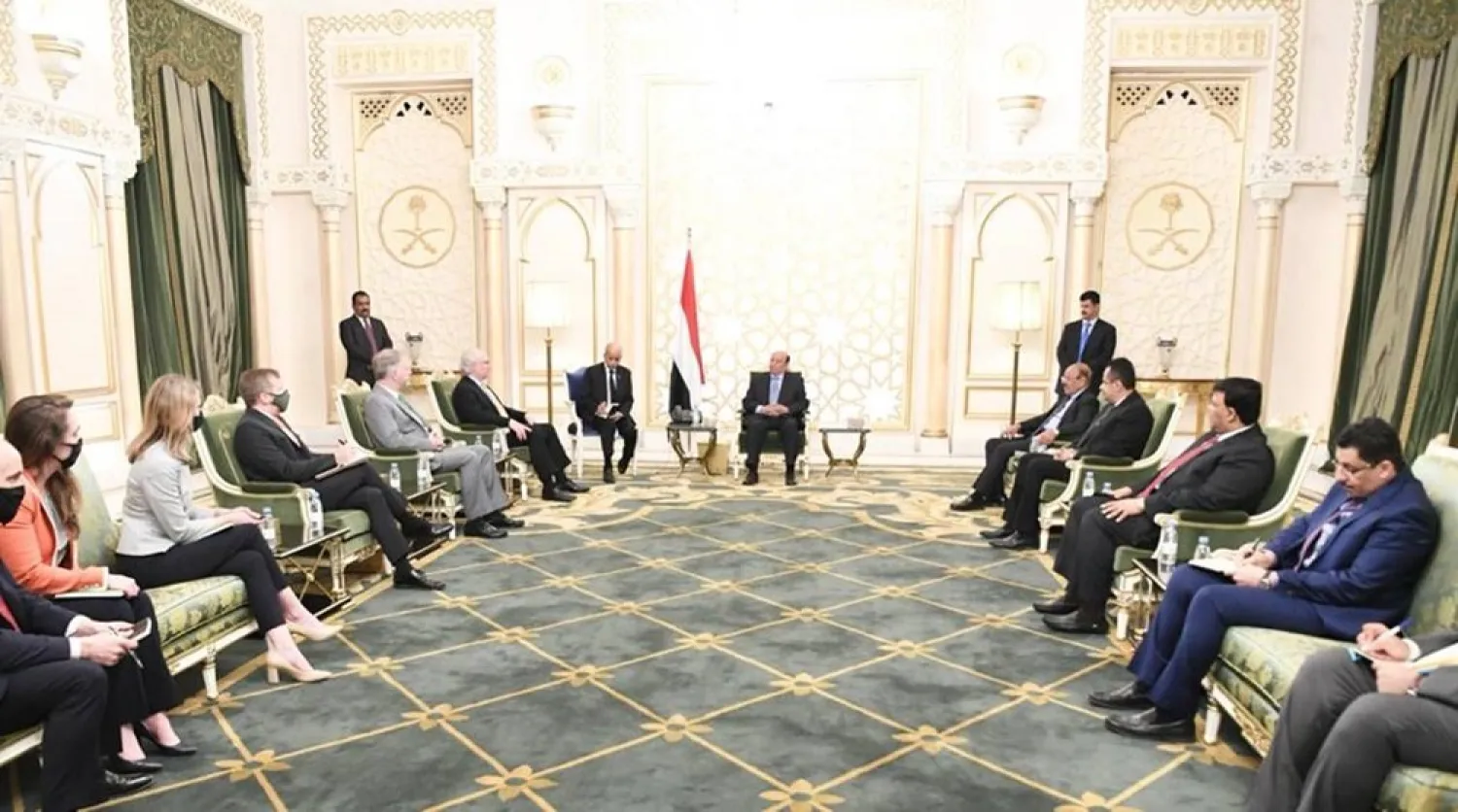 Yemeni President Abdrabbuh Mansour Hadi meets with the US envoy to Yemen in Riyadh. (Saba News Agency) 