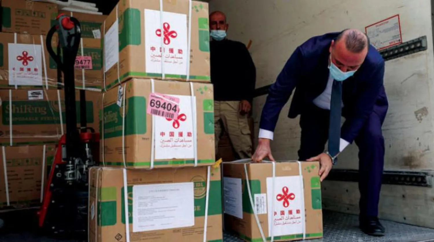 Filistin sağlık yetkilileri dün Çin aşısını teslim aldı. (AFP)