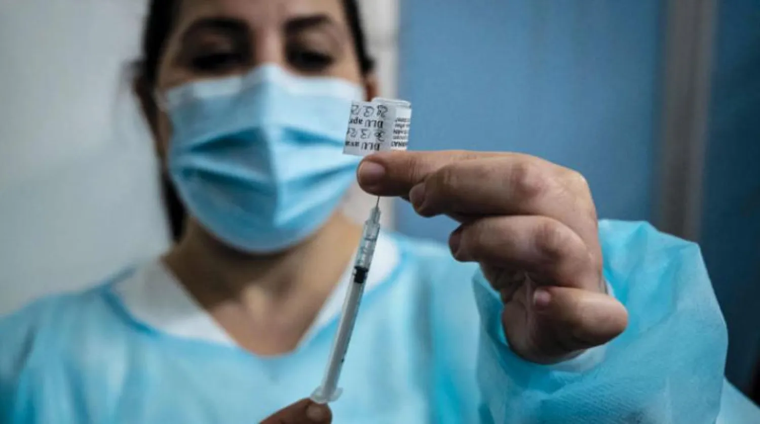 Fransa'nın Lyon kentinde Pfizer aşısı hazırlayan bir hemşire (AFP)