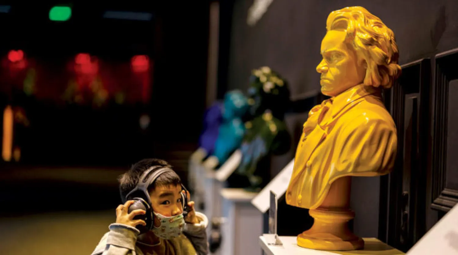 طفل يستمع لموسيقى بيتهوفن في ذكرى ميلاد الموسيقار (إ.ب.أ)