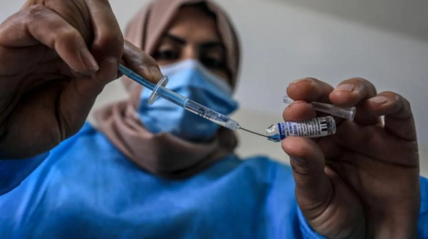 Gazze’de bir doz Rus Sputnik-V aşısı hazırlayan bir hemşire (EPA)