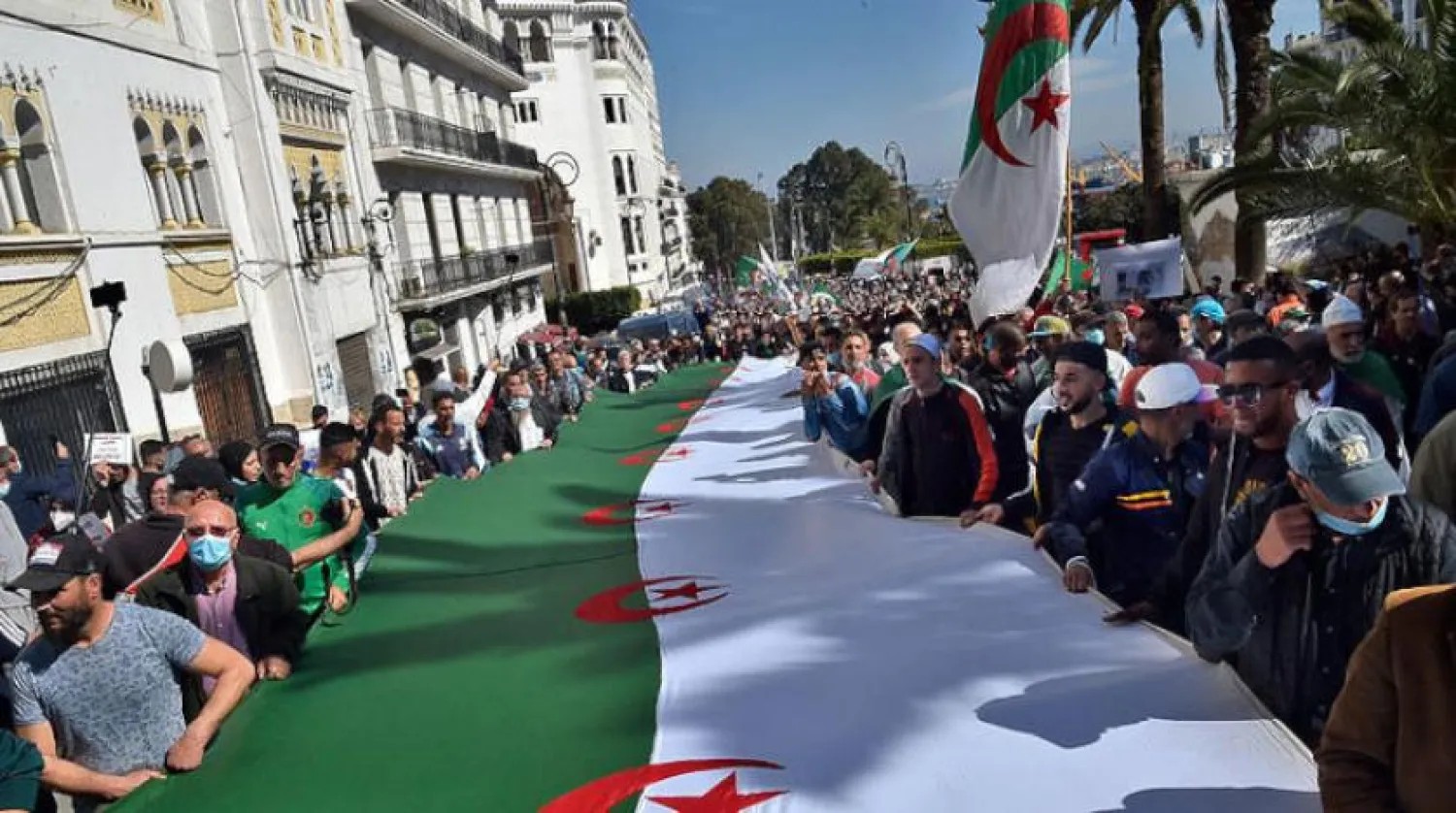 Hirak aktivistleri, güvenlik güçlerini şiddet uygulamakla ve protestoculara işkence yapmakla suçladılar. (AFP)
 
