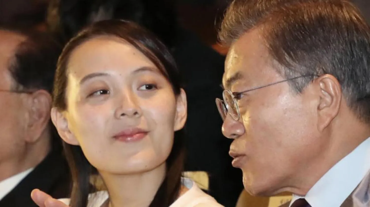 Kuzey Kore liderinin kız kardeşi Kim Yo-jong, 2018’de Seul’deki bir toplantıda Güney Kore Devlet Başkanı Moon Jae-in’in yanında (AP)