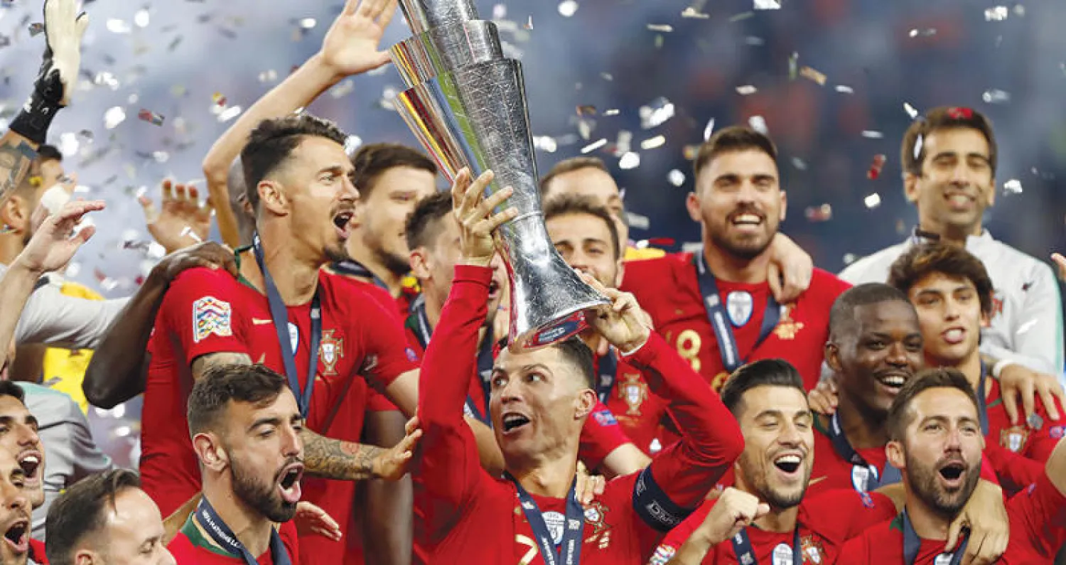 لاعبو البرتغال يحتفلون بفوزهم على هولندا في نهائي دوري الأمم الأوروبية في بورتو عام 2019 (أ.ب)