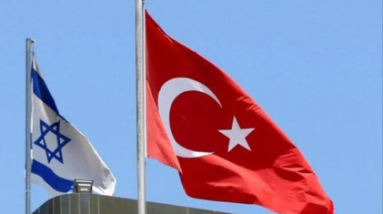 علم تركيا فوق سفارتها في تل أبيب وعلى مقربة منه يبدو العلم الإسرائيلي (رويترز)