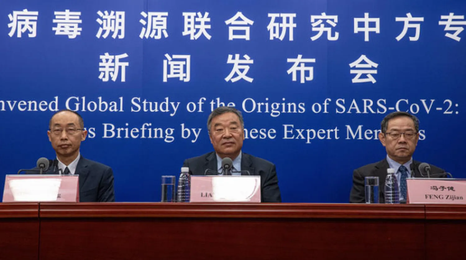 خبراء صينيون يردون في مؤتمر صحافي على تقرير الصحة العالمية (إ.ب.أ)
