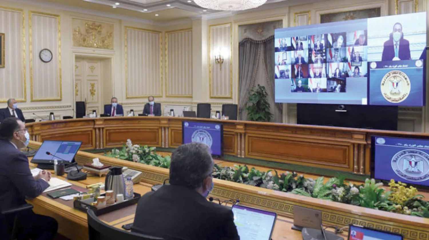 جانب من اجتماع الحكومة المصرية في القاهرة أمس بمشاركة بعض الوزراء عن بعد (مجلس الوزراء المصري)