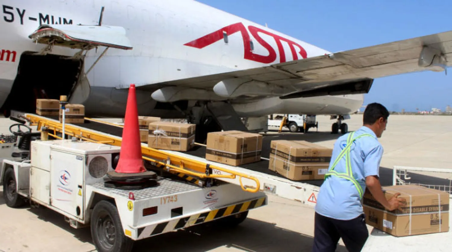 وصول الدفعة الأولى من اللقاحات إلى مطار عدن أمس (أ.ف.ب)