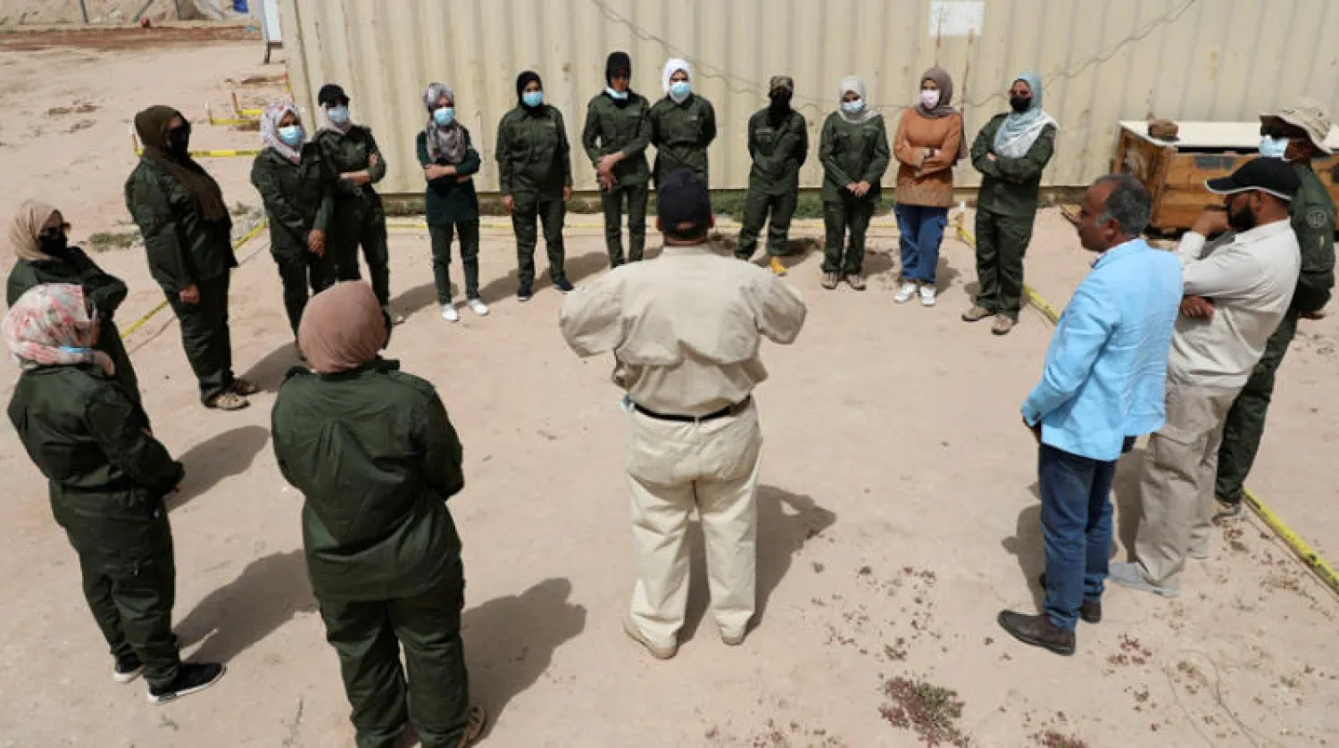 نساء مشاركات في جهود نزع الألغام في البصرة السبت الماضي (رويترز)