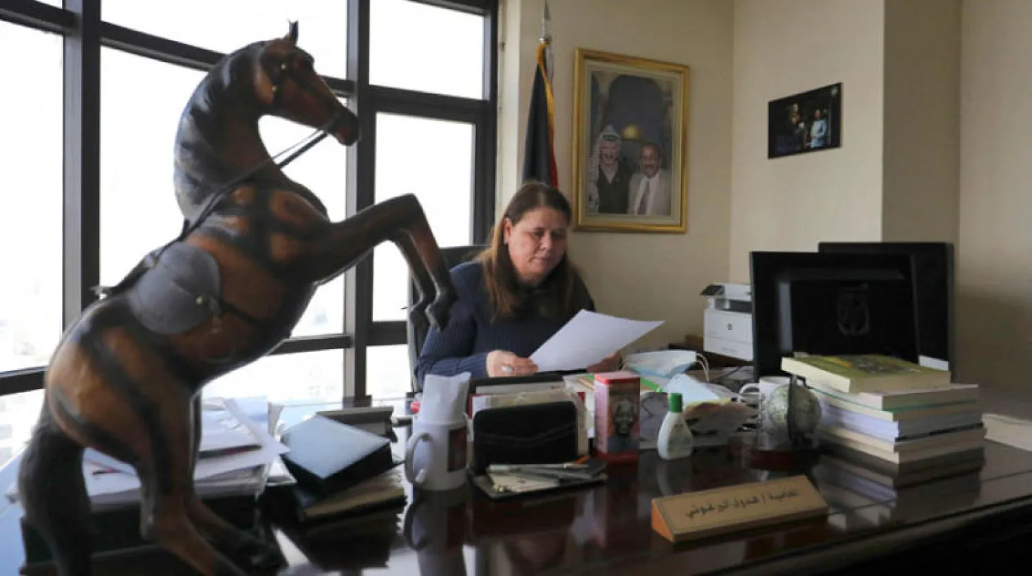 فدوى البرغوثي المحامية وزوجة الأسير مروان البرغوثي دخلت القائمة الانتخابية المشتركة مع ناصر القدوة (أ.ف.ب)