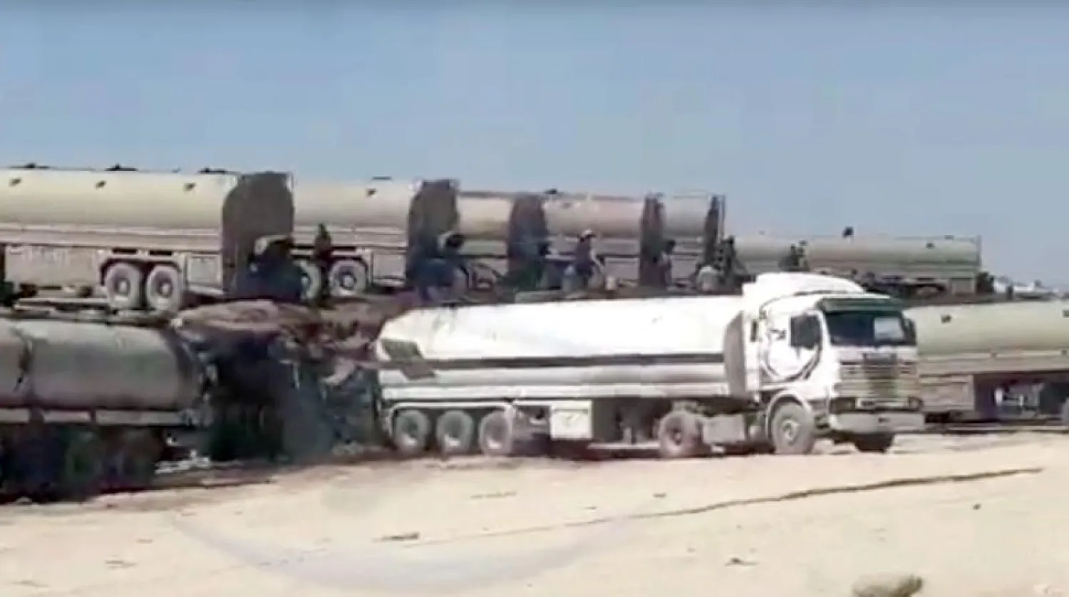 صهاريج تحمل نفطاً من شرق سوريا لدى وصولها إلى ريف منبج شمال حلب (المرصد السوري لحقوق الإنسان)