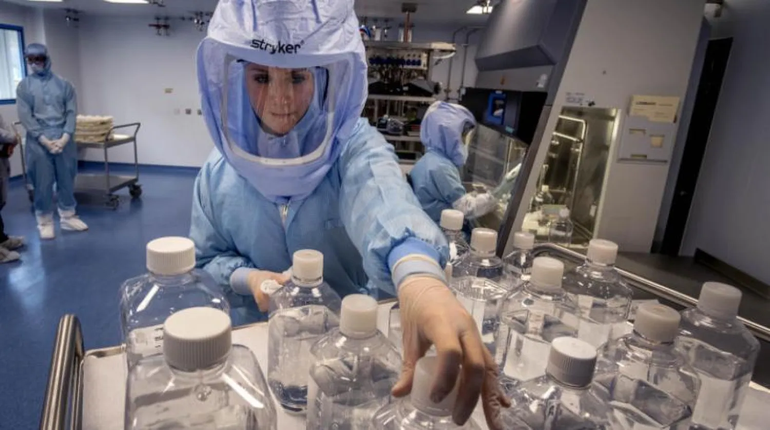 Pfizer/BioNTech aşının Marburg’daki üretim tesisinde çalışan görevli (AP)